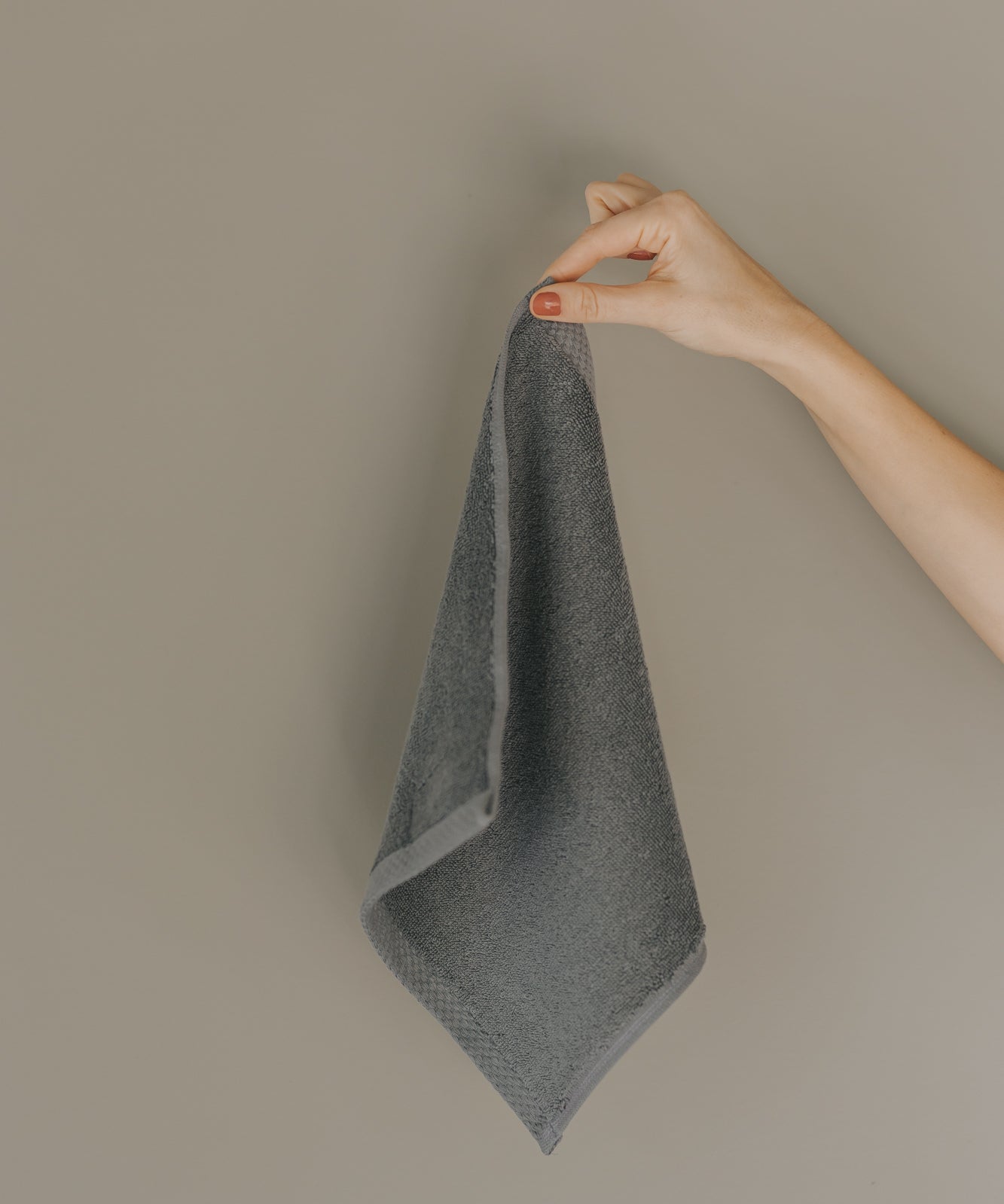 torres-novas-luxus-face-towel-product-grey-2_1.jpg