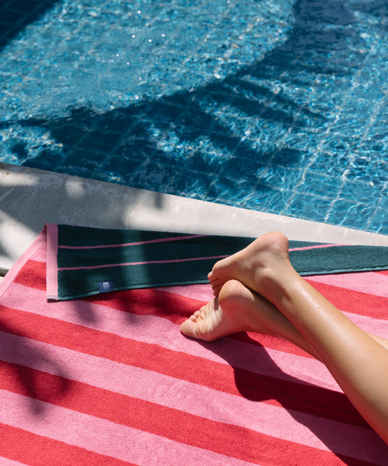 torres-novas-pena-reversible-beach-towels-vertical-stripes-product-pink-red-green-4.jpg