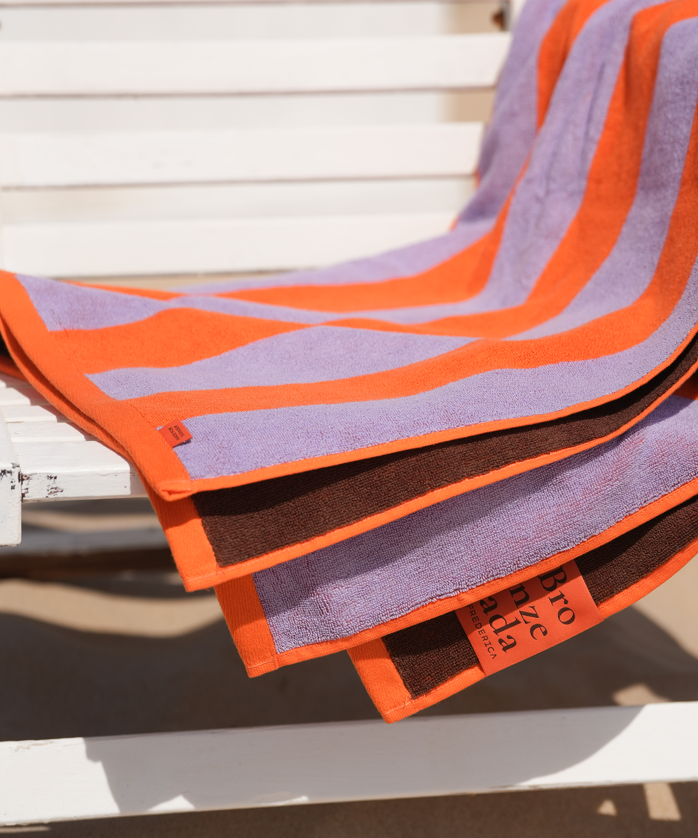 torres-novas-reversible-beach-towels-vertical-stripes-frederica-bronzeada-2.png
